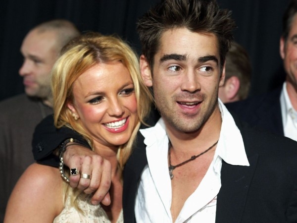 
	
	Năm 2003, Britney Spears có cuộc tình chớp nhoáng với Colin Farrell. Cả hai công khai thân mật tại buổi công chiếu phim The Recruit.